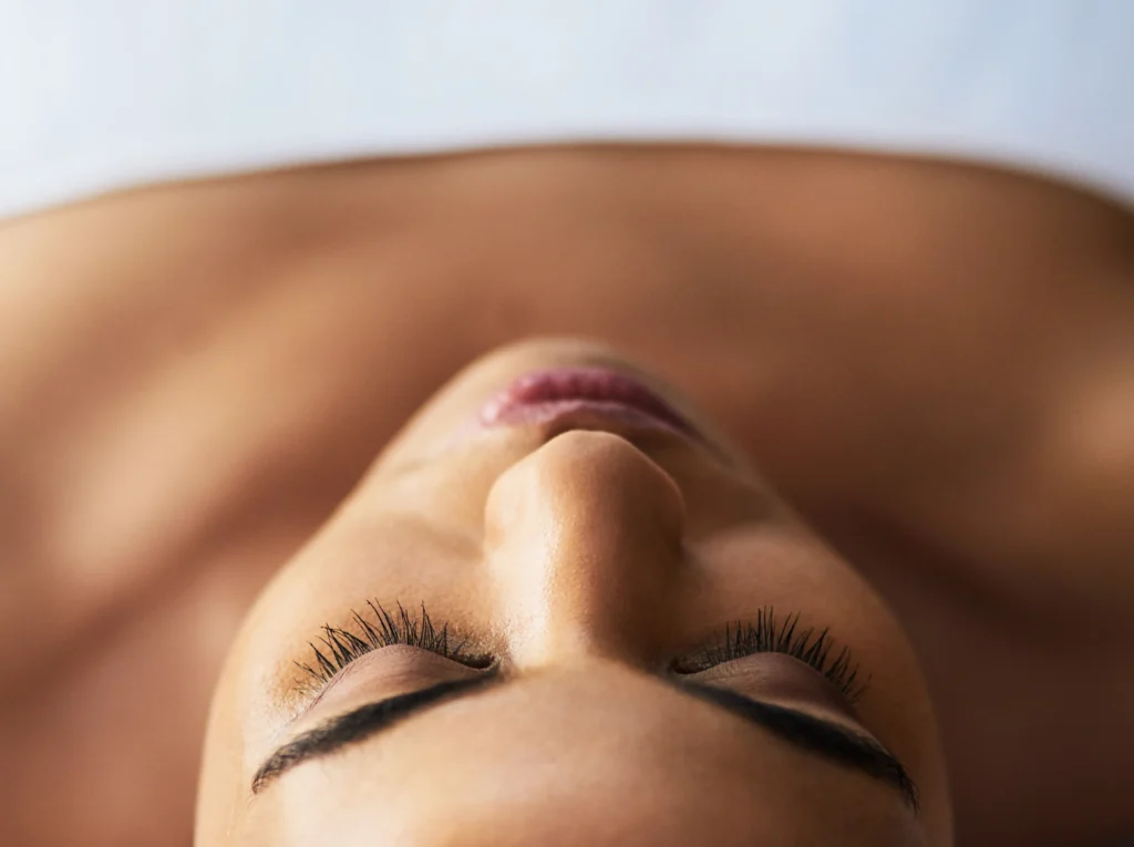 Plano en perspectiva de mujer tumbada en spa