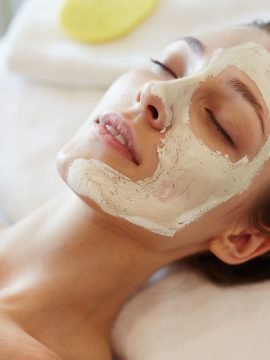 Mujer relajada con mascarilla de tratamiento facial