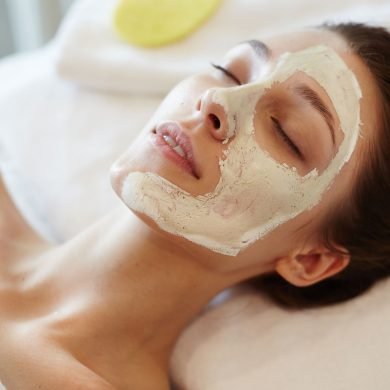 Mujer relajada con mascarilla de tratamiento facial
