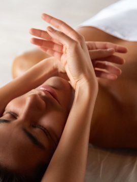Chica recibiendo masaje en spa