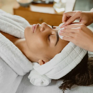 Esteticista retirando mascarilla con algodones